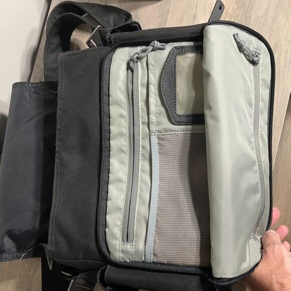 Lowepro LP36616 Urban Reporter 150 Camera Video Messenger Bag - Black - pockets - Picture 15 of 16